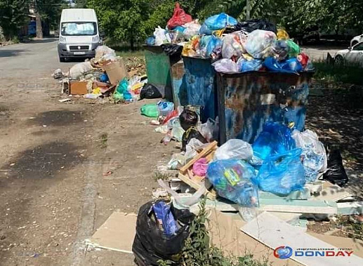 Так выглядят сегодня многие контейнерные площадки в Шахтах. Картина, характерная не для одних только Шахт... Источник фото: donday-shakhty.ru