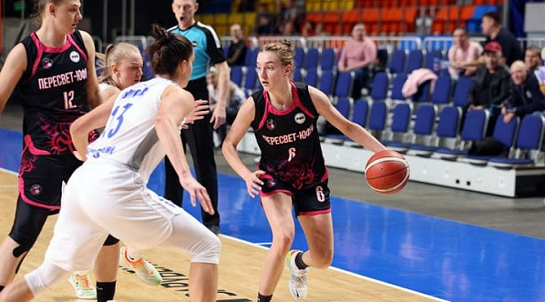 С мячом - игрок ростовского клуба Мария Полякова.