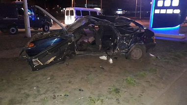 В Волгодонске автомобиль врезался в дерево: погибло двое подростков