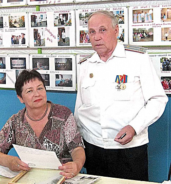 Валентина Граф пригласила на заседание клуба автора книги о станице Мариинской Анатолия Сычева.