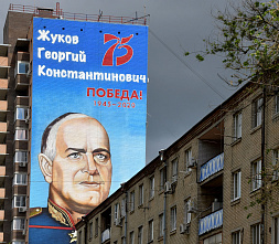 На стене многоэтажного дома в Аксае нарисовали 45-метровый портрет маршала Жукова