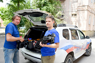 Съемочная группа –корреспондент Олег Братухин и телеоператор Игорь Залунин – собирается на выезд.