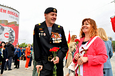 08 05 2025 Сотни ростовчан возложили цветы к Вечному огню на Театральной площади 