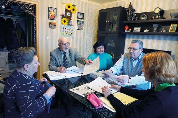За годы борьбы у «непокорных» жителей дома все утолщаются папки с ответами-отписками, и редеют ряды сторонников – все устали. За годы борьбы у «непокорных» жителей дома все утолщаются папки с ответами-отписками, и редеют ряды сторонников – все устали.