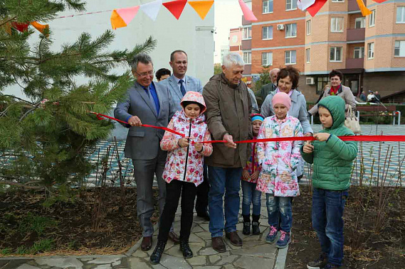 Глава администрации города Волгодонска Виктор МЕЛЬНИКОВ (крайний слева) вместе с жителями дома № 34 по улице Весенней открывают детскую площадку. 
