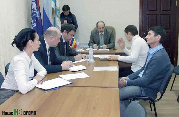 Общественный инспектор Олег Владимирович Полубатько (в центре) ведет прием граждан.