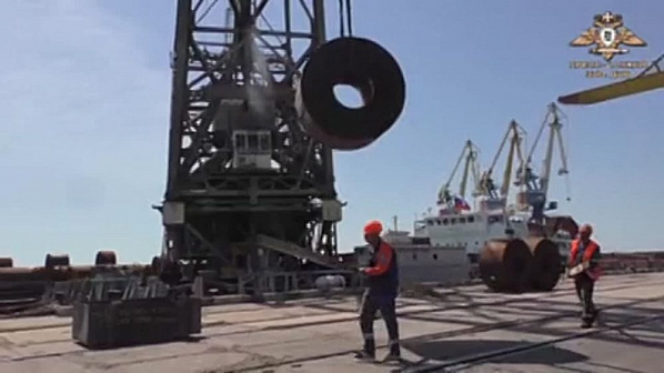 Погрузка металлопроката в порту Мариуполя. Источник фото: ДАН.