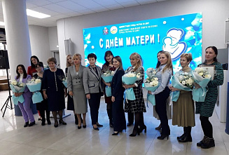 Алексей Логвиненко наградил ростовчанок в честь Дня матери