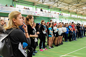 Руки вместе, ноги шире