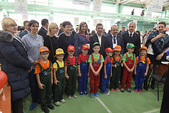 Победителям – награды, детям – торт