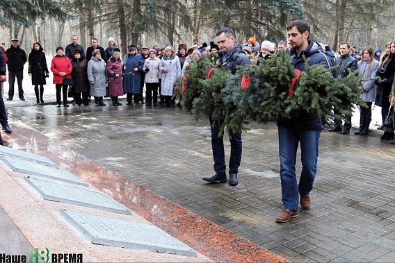 Помнит город спасенный…