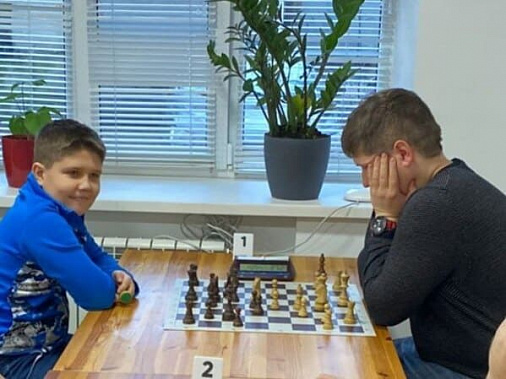 За первым столом в первом туре блица жребий свел гроссмейстера Дмитрия Кряквина с сыном Андреем. 