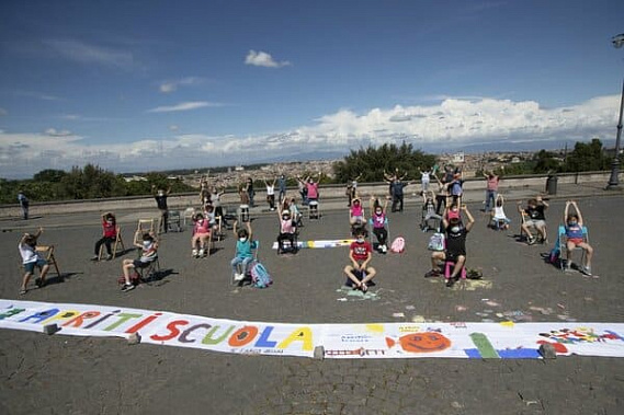 В Италии школьники вышли на флешмоб, голосуя за возобновление регулярных занятий в школах.