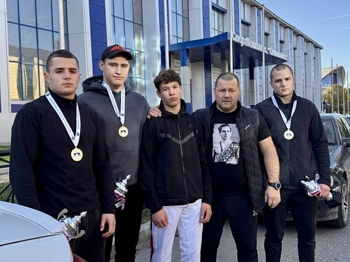 Донские борцы - победители соревнований в Грозном со своим тренером.