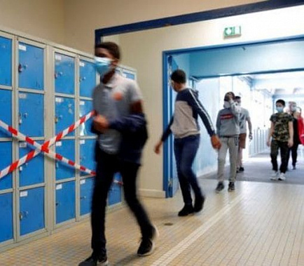 В большинстве европейских стран педагоги и ученики с 11 лет обязаны носить маски в школах.