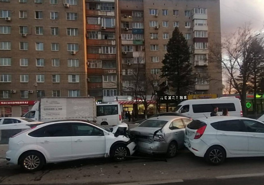 В Ростове-на-Дону случилось ДТП с участием нескольких машин