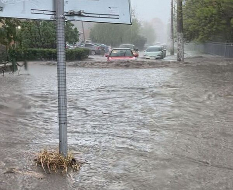 Весенний ливень в Ростове привел к потопу, пробкам и гибели бабушки