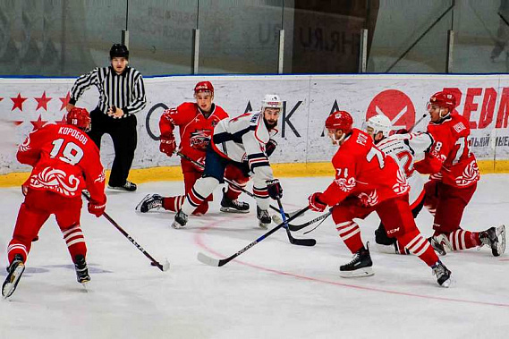 Ростовчане (красная форма) выиграли два матча у «Кристалла».