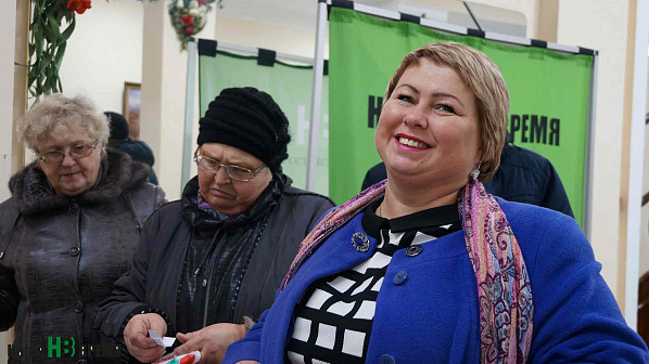 Марина ОСИПОВА (справа) приехала в Каменоломни на день подписчика из станицы Заплавской. Она – директор Дома культуры и постоянная подписчица «Нашего времени».