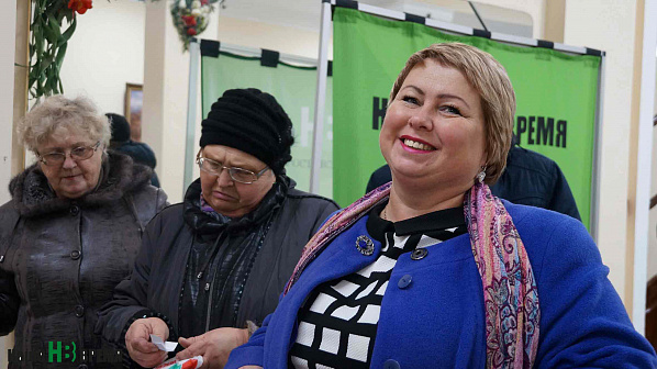 Марина ОСИПОВА (справа) приехала в Каменоломни на день подписчика из станицы Заплавской. Она – директор Дома культуры и постоянная подписчица «Нашего времени». Марина ОСИПОВА (справа) приехала в Каменоломни на день подписчика из станицы Заплавской. Она – директор Дома культуры и постоянная подписчица «Нашего времени».