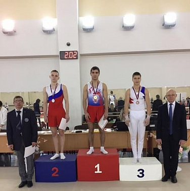 Мужчины держат марку