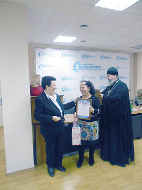 Валентина Мареева вручает диплом председателю женсовета Азова Ольге Правильевой.