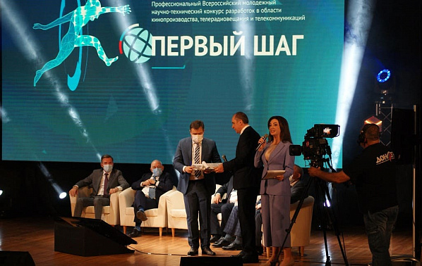 Директор НТВ Алексей Земский получает из рук ведущих конкурса его главный символ — пинетку. Шанс остаться на Дону у пинетки высок. Ростовскую область представляют девять команд из пятнадцати.