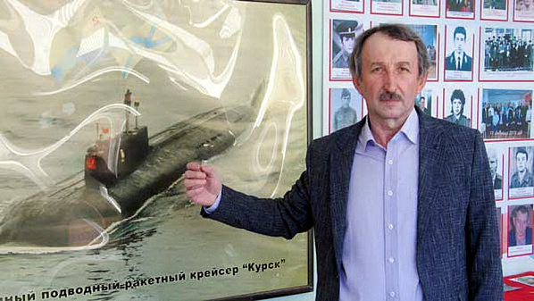 Алексей Кудин у одного из музейных стендов. Фото с сайта газеты «Звезда Придонья»
