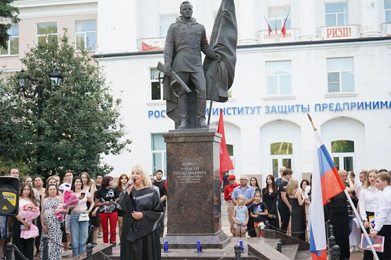 В добрый путь, выпускники!