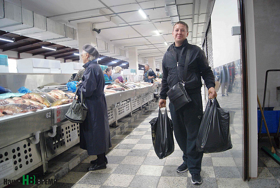 Михаилу Котляренко и другим покупателям условия нового рыбного павильона на Центральном рынке — по душе.