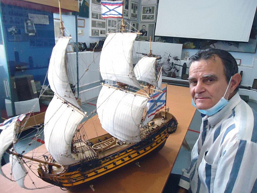 Макет английского военного фрегата и его автор Дмитрий ДМИТРИЕВ.