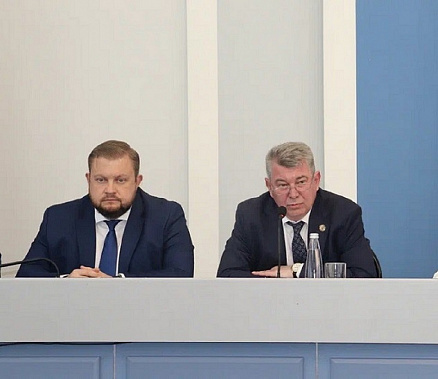 В. Кукин (слева) и Р. Волошин в одном кадре. Источник фото: газета 