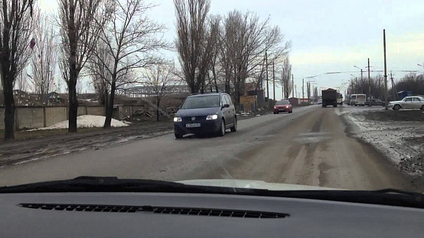 Горы мусора хорошо видны из машин, проезжающих по Николаевскому шоссе Таганрога. Источник фото: YouTube.com