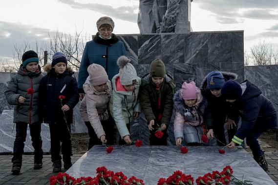 Ученики Пухляковской школы возлагают цветы к памятнику погибшим землякам.