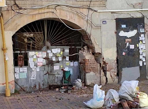 У грустных дверей непарадного подъезда