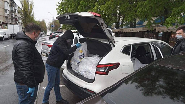 В Ростове продолжают раздавать продуктовые наборы