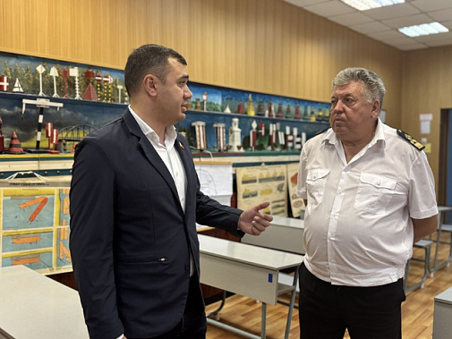 Таким специалистам на флоте будут рады...