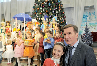 Губернаторская елка зажгла огни