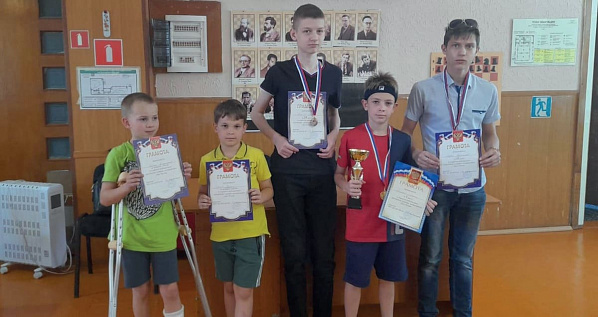 Юниоры, отличившиеся на турнире ко Дню России, который прошел в клубе отделения шахмат Ростовской ДЮСШ-4.