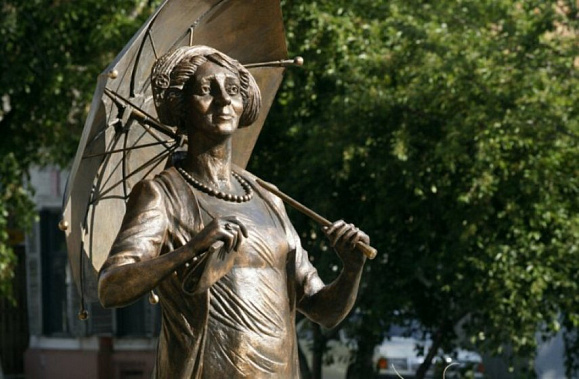 Памятник Ф.Г. Раневской в Таганроге у дома, где родилась великая актриса.