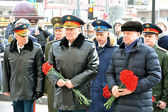 С нашим праздником, мужики!!!