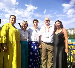 Директор пансионата Светлана Завьялова (в центре) и гости (слева направо): из Тульской области – Виктория Ковалькова, республики Беларусь – Лилия Балматкова, Ставрополья – Борис Дроботов, республики Алтай – Неля Бойкова