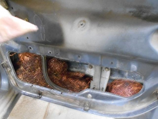 Донские таможенники нашли в машине украинца контрабандный цветмет