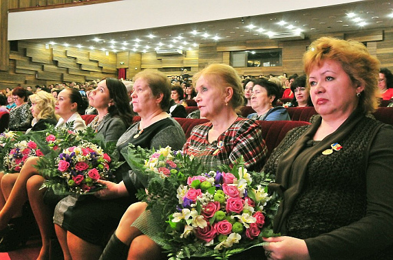 Донские власти поздравили женщин