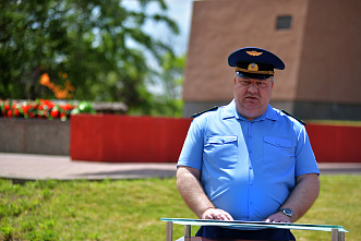22 06 2026 Они возложили живые цветы и венки к  Кумженскому мемориалу в Ростове.