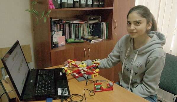 Галина ЯВРОЯН, будущий преподаватель начальных классов, ныне студентка 2-го курса ДПК, готовит занятие по робототехнике. Галина сконструировала карусель, которая может крутиться в одну или другую сторону в зависимости от заданной программы.