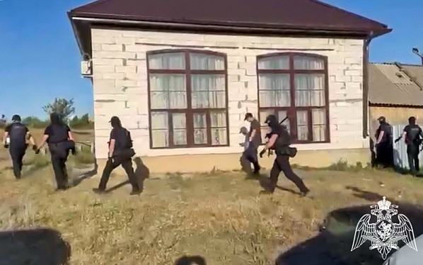 В Каменске-Шахтинском задержаны подозреваемые в махинации на астрономическую сумму с жевательной резинкой