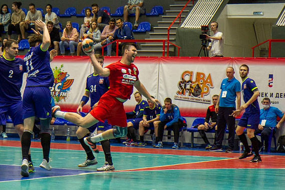 Некоторые из состава хозяев (красная форма) старались играть, но другие их, увы, в этом не поддержали.