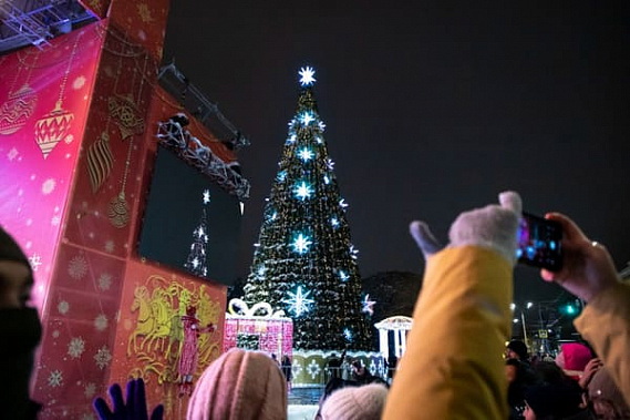 В Ростове-на-Дону открыли главную новогоднюю елку и продлили сроки новогодней программы