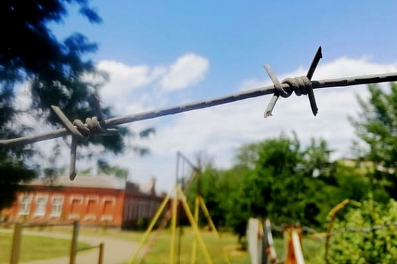 Азовскую школу обезопасили колючей проволокой